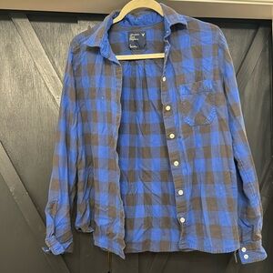American Eagle women’s flannel. Size 6.